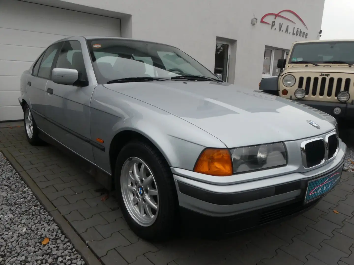 BMW 320 i Automatik 2. Hand | Klimaauto | SHZ | PDC Zilver - 1