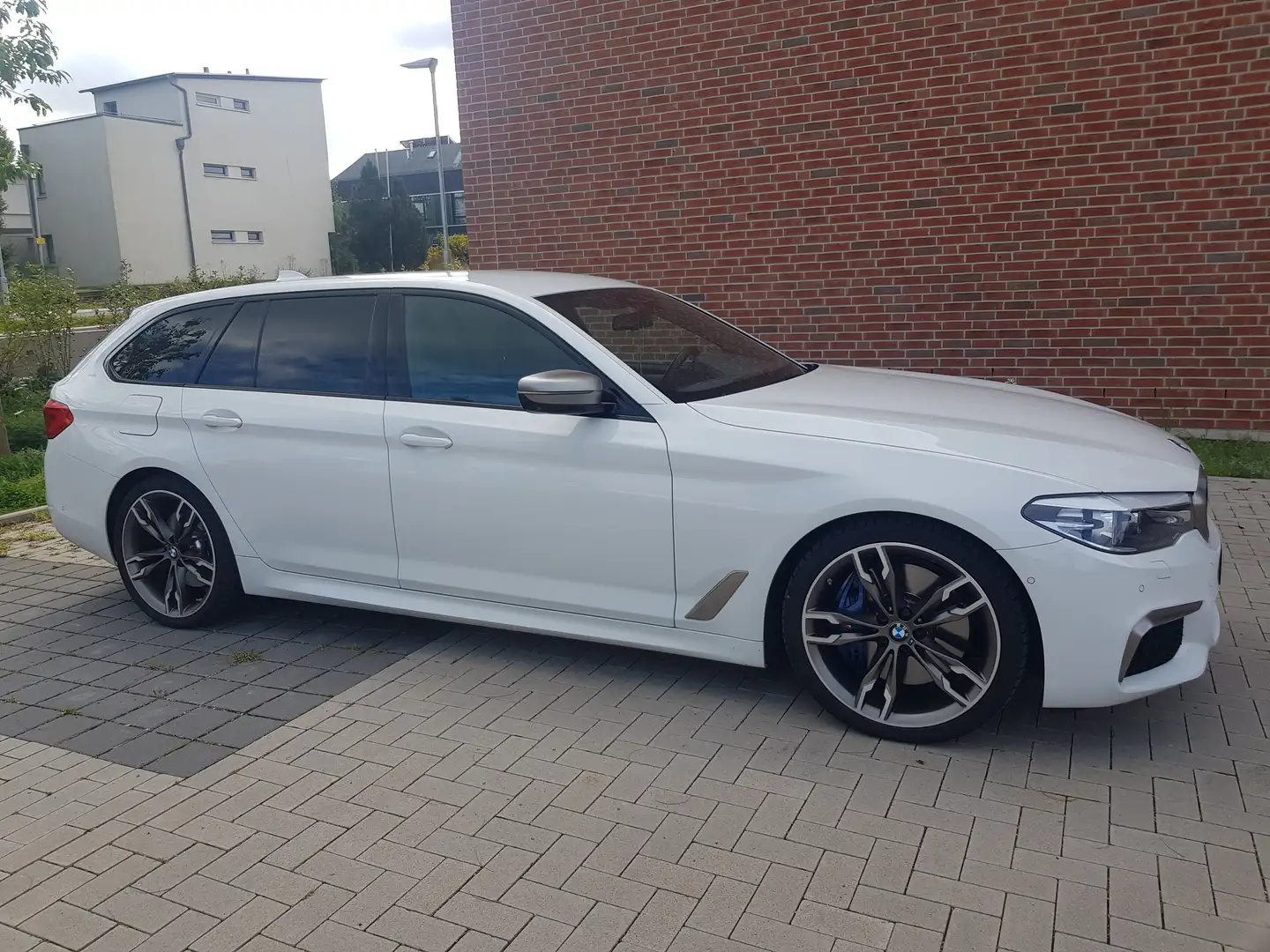 BMW 550 M550d xDrive Touring Aut. Weiß - 2