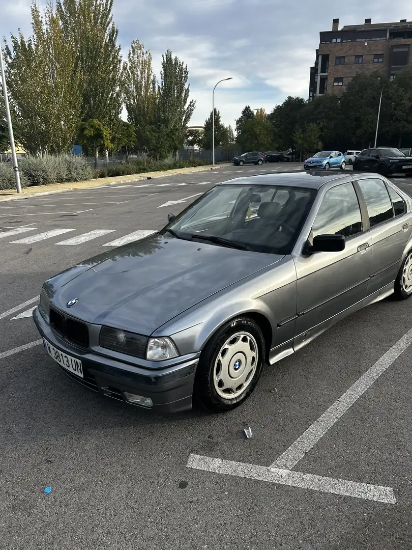 BMW 320 320i - 1