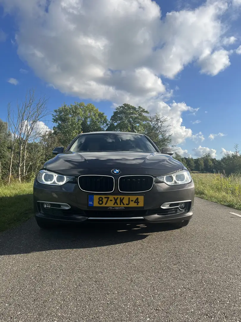 BMW 330 320i High Executive Bruin - 1