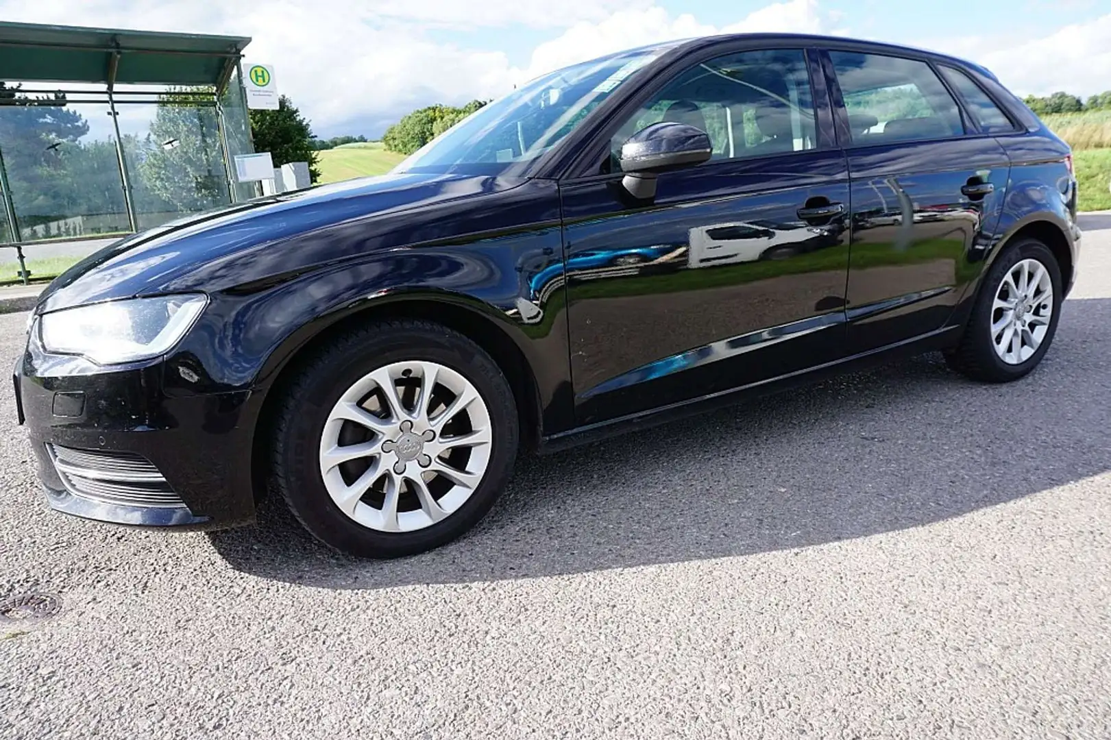 Audi A3 SB 1,2 TFSI Attraction Schwarz - 2