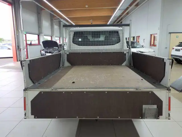 Volkswagen Transporter view 10