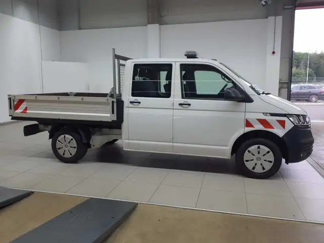 Volkswagen Transporter view 3