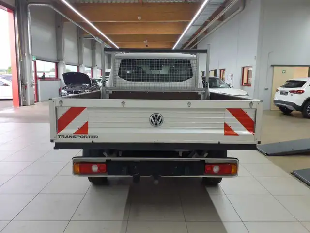 Volkswagen Transporter view 5