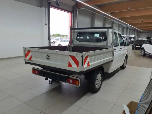 Volkswagen Transporter view 4