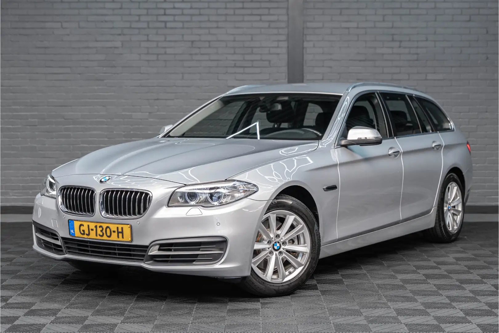 BMW 520 5-serie Touring 520i Executive | Ned. Auto | Autom Grijs - 1