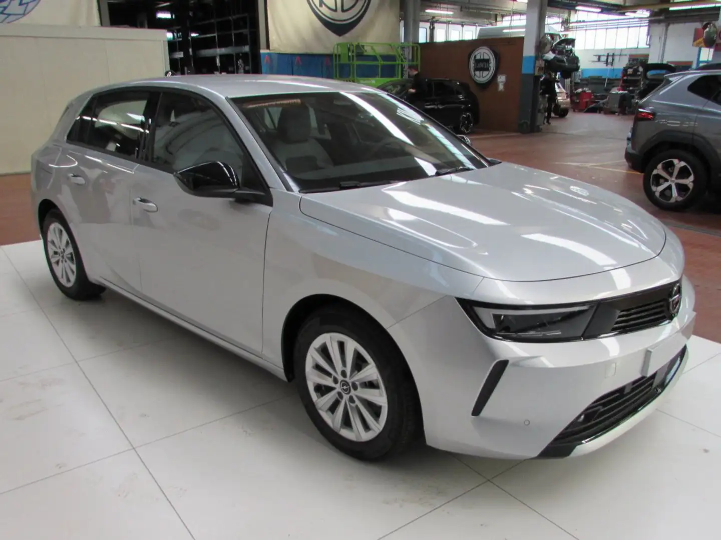 Opel Astra Astra 1.2 t Edition 110CV KM ZERO Plateado - 2