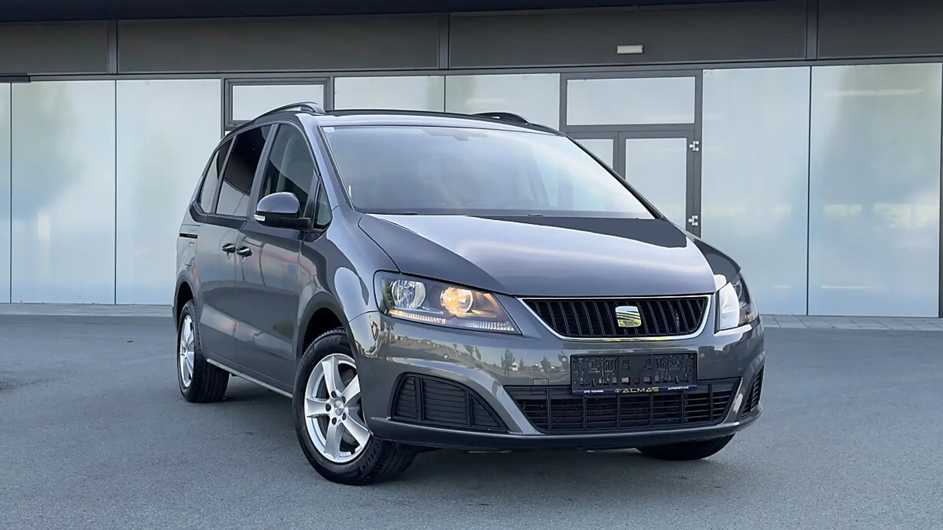 SEAT Alhambra 2,0 TDI 7-Sitzer AHK Grau - 2