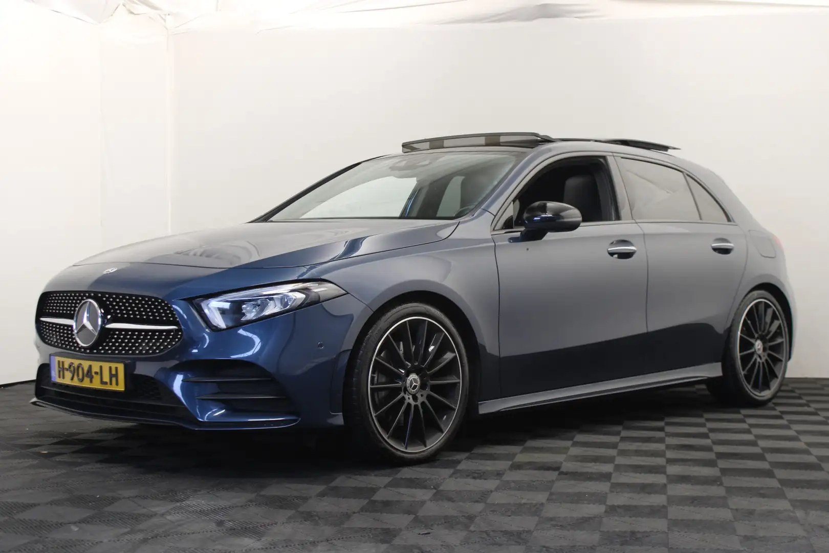 Mercedes-Benz A 220 Launch Edition Premium AMG Pano Blau - 1