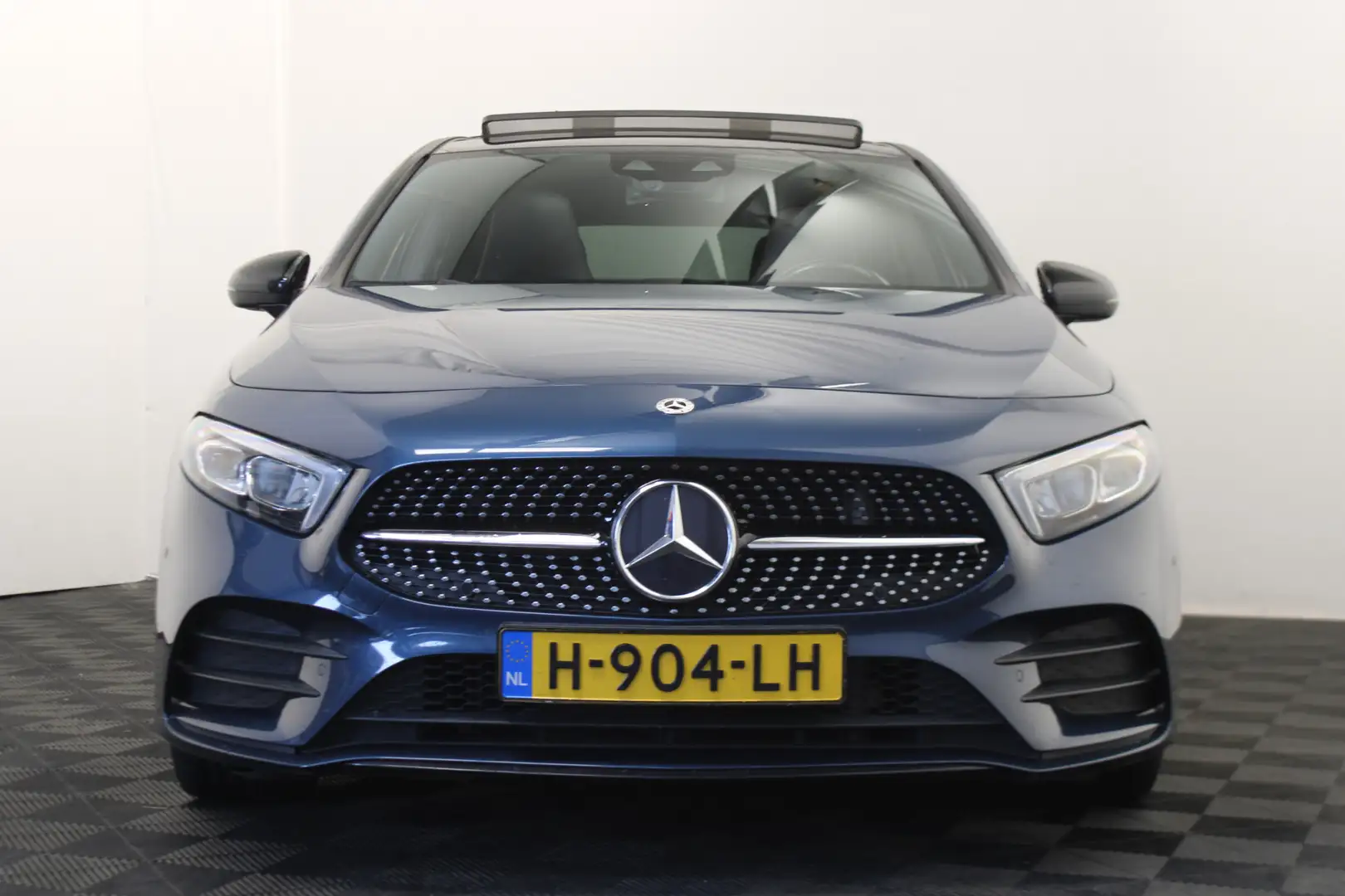Mercedes-Benz A 220 Launch Edition Premium AMG Pano Blau - 2