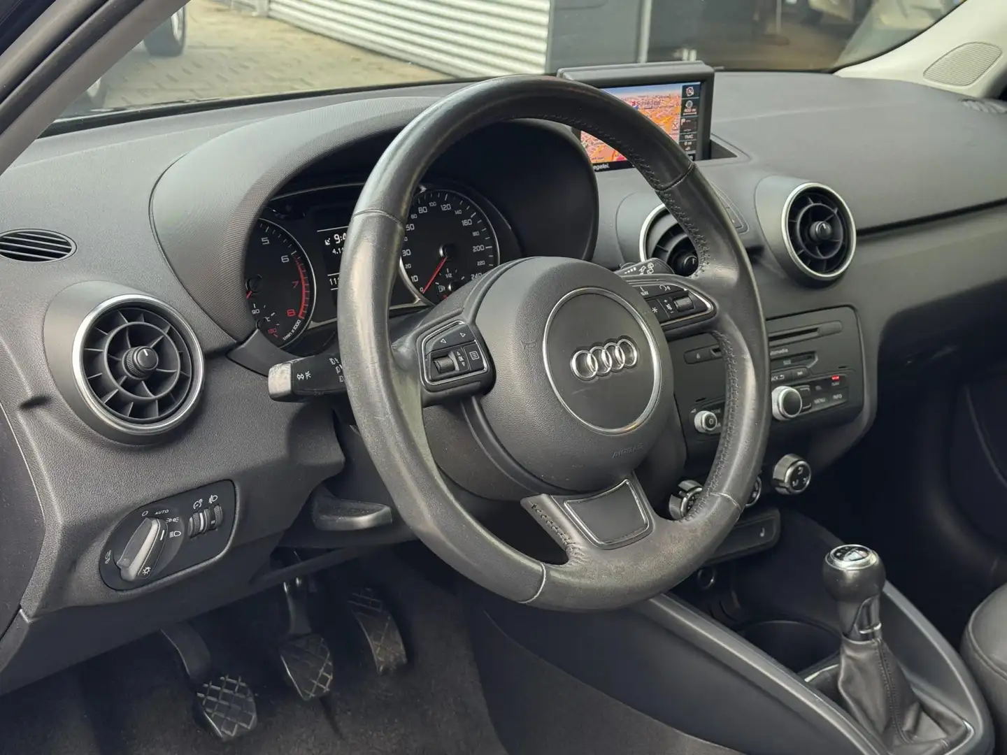 Audi A1 Sportback 1.2 TFSI Attraction 5Drs - Navigatie I A Zwart - 2