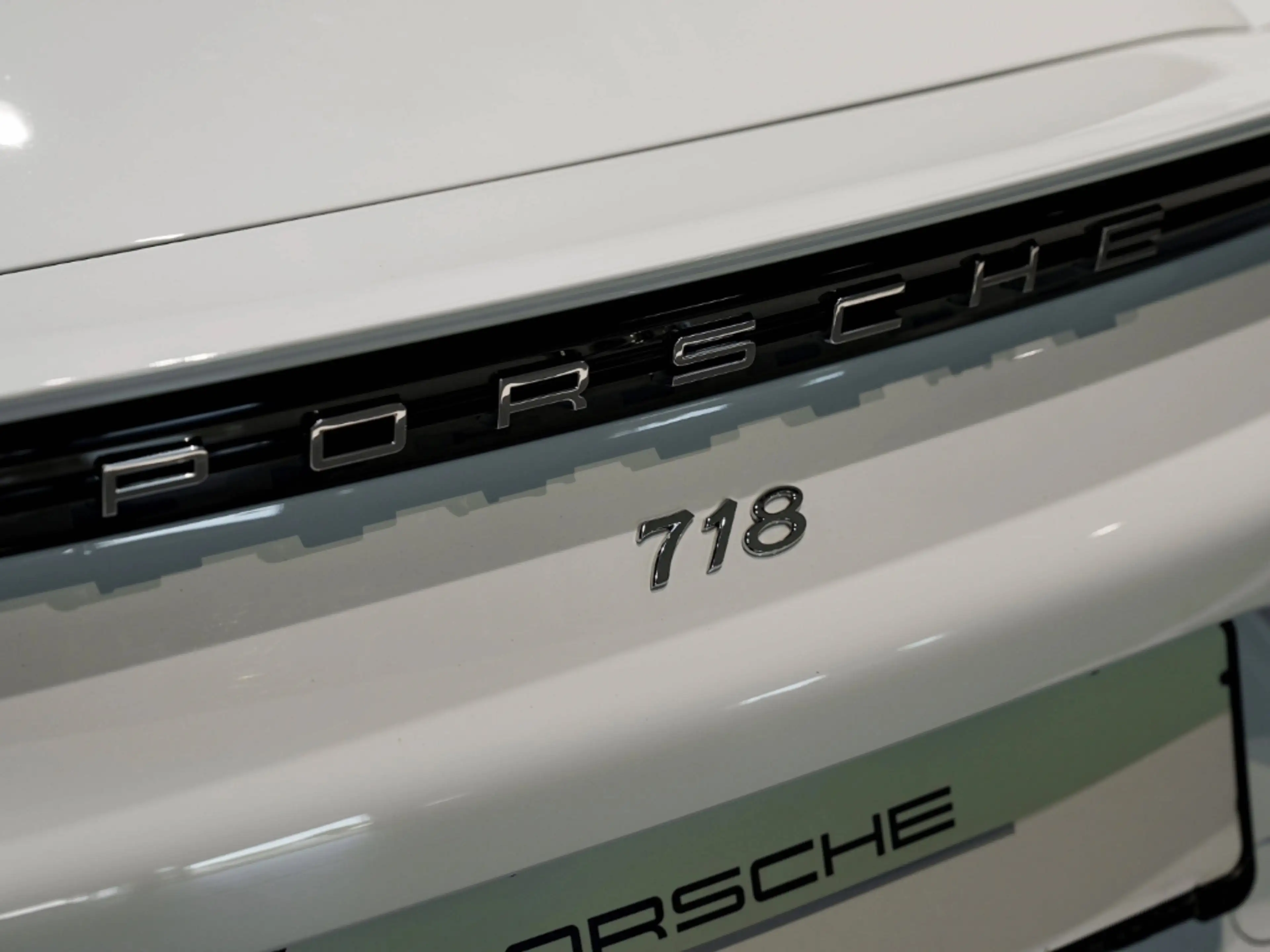 Porsche Cayman 718 — photo 11