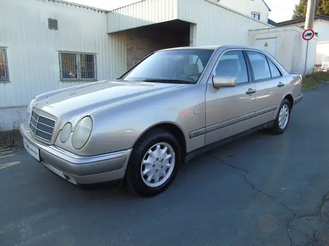 Mercedes-Benz E 200 ELEGANCE **KLIMA**2-HAND**