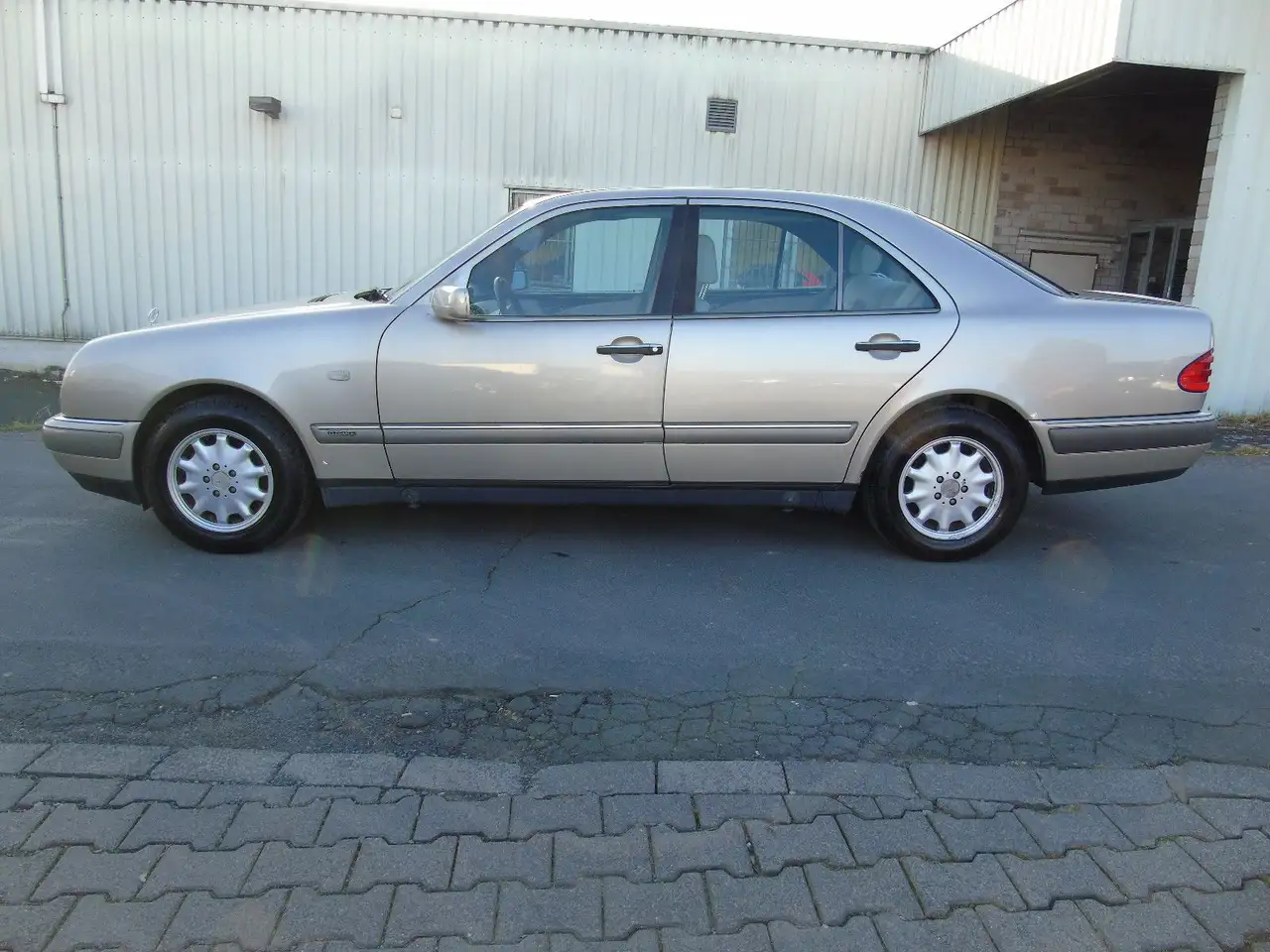 Mercedes-Benz E 200 ELEGANCE **KLIMA**2-HAND**, foto 5