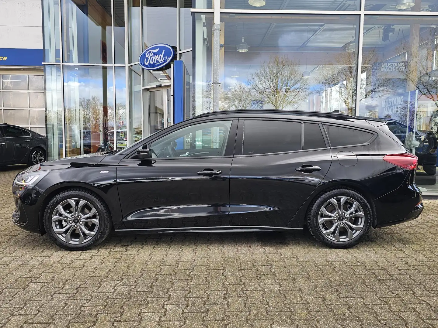 Ford Focus 1.0 EcoBoost Hybrid ST Line Automaat | Adaptive cr Zwart - 2
