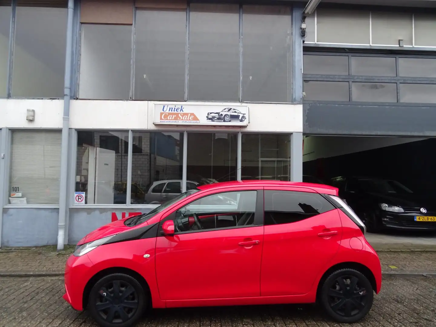 Toyota Aygo 1.0 VVT-i x-play Rouge - 2