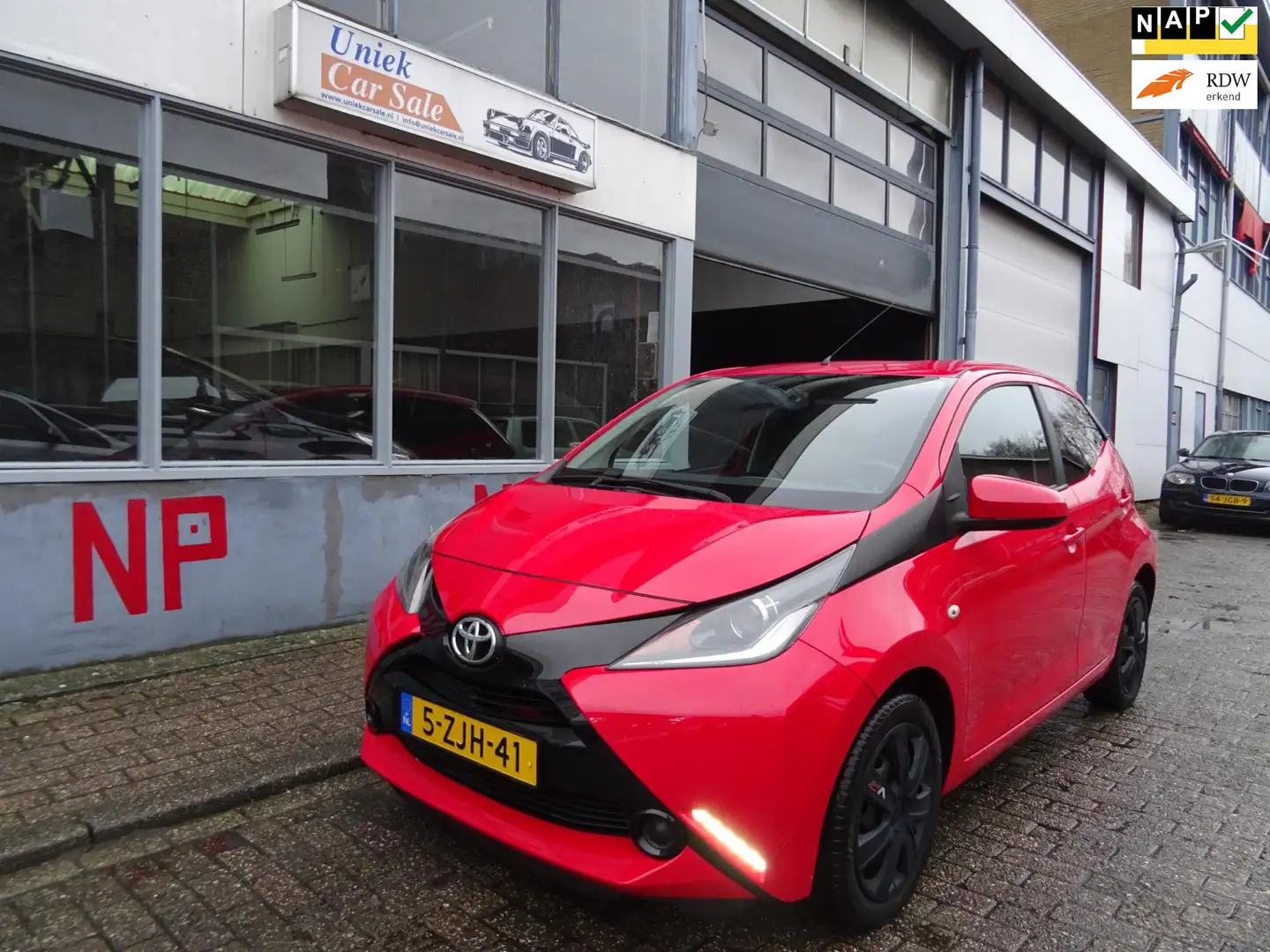 Toyota Aygo 1.0 VVT-i x-play Rouge - 1