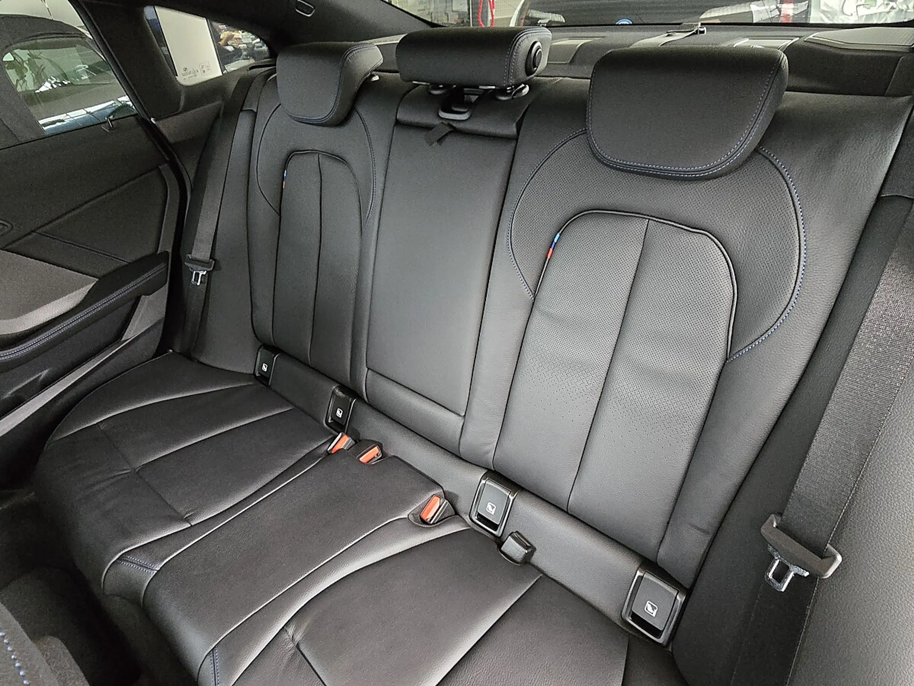 BMW 218 i Gran Coupe Aut. M Aerodynamikpaket Vollleder — photo 14