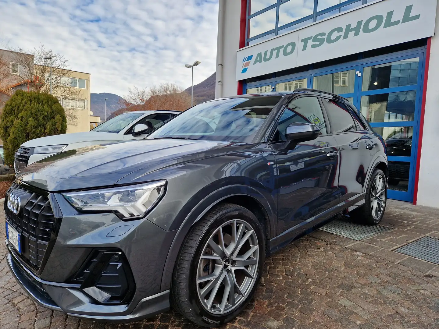Audi Q3 45TFSI 230Cv quattro Str. Matrix S line 20"VirCock Grigio - 1