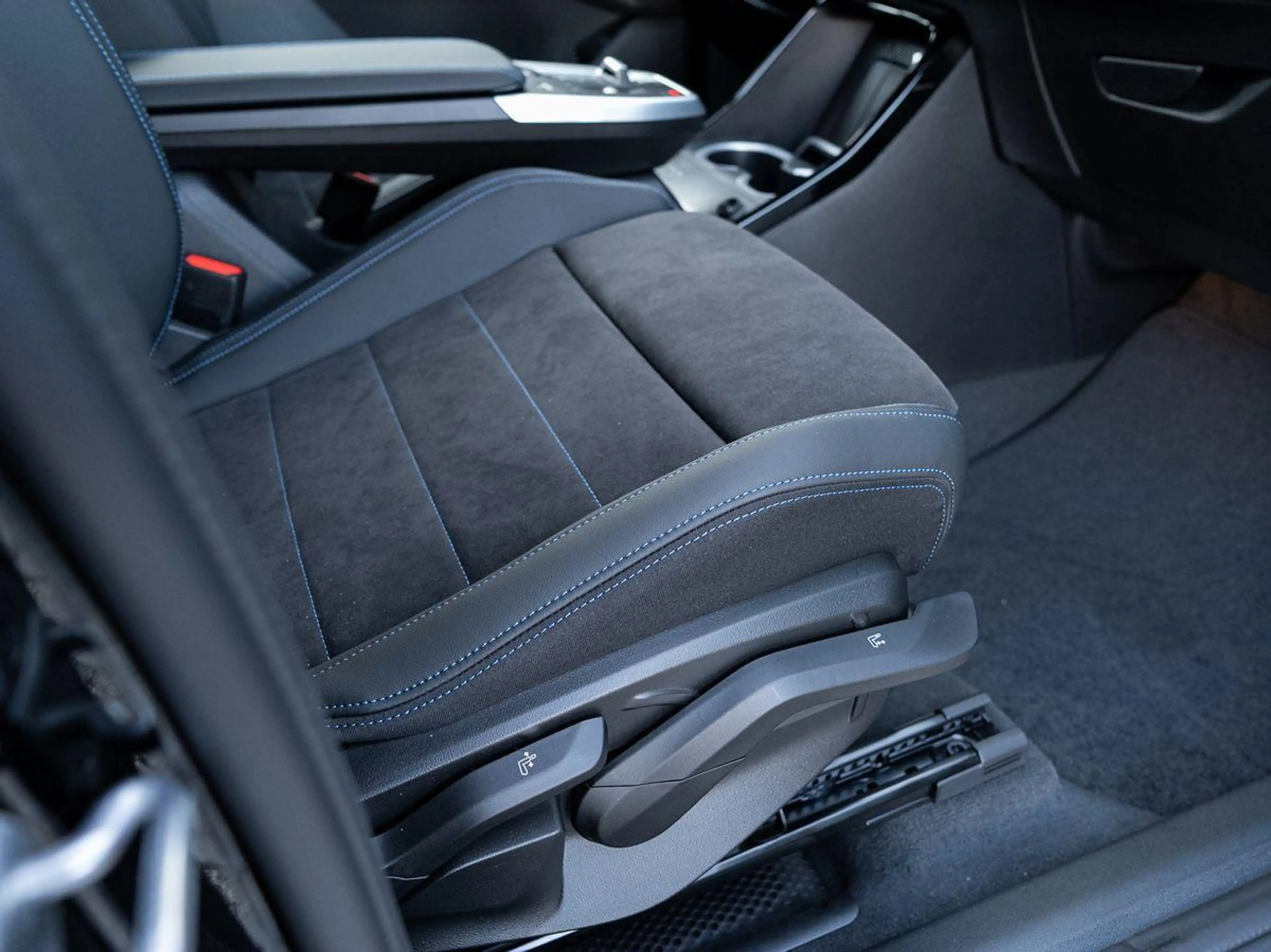 BMW X1 sDrive18d M-Sport AHK ACC aLED PANO KoZg Wire — photo 12