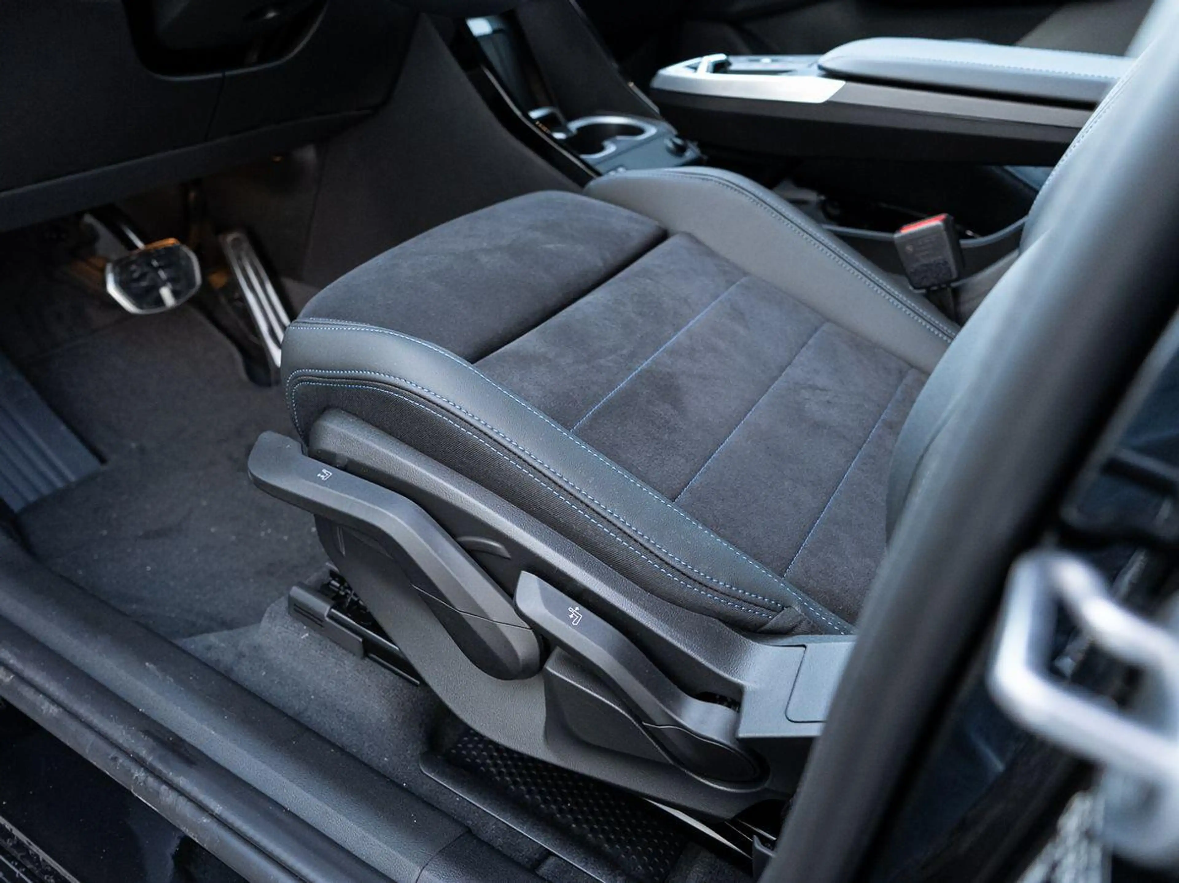 BMW X1 sDrive18d M-Sport AHK ACC aLED PANO KoZg Wire — photo 8