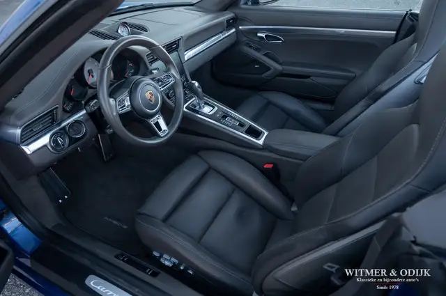 Porsche 911 view 3