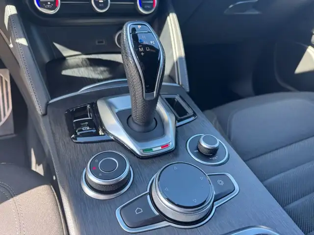 Alfa Romeo Stelvio view 13