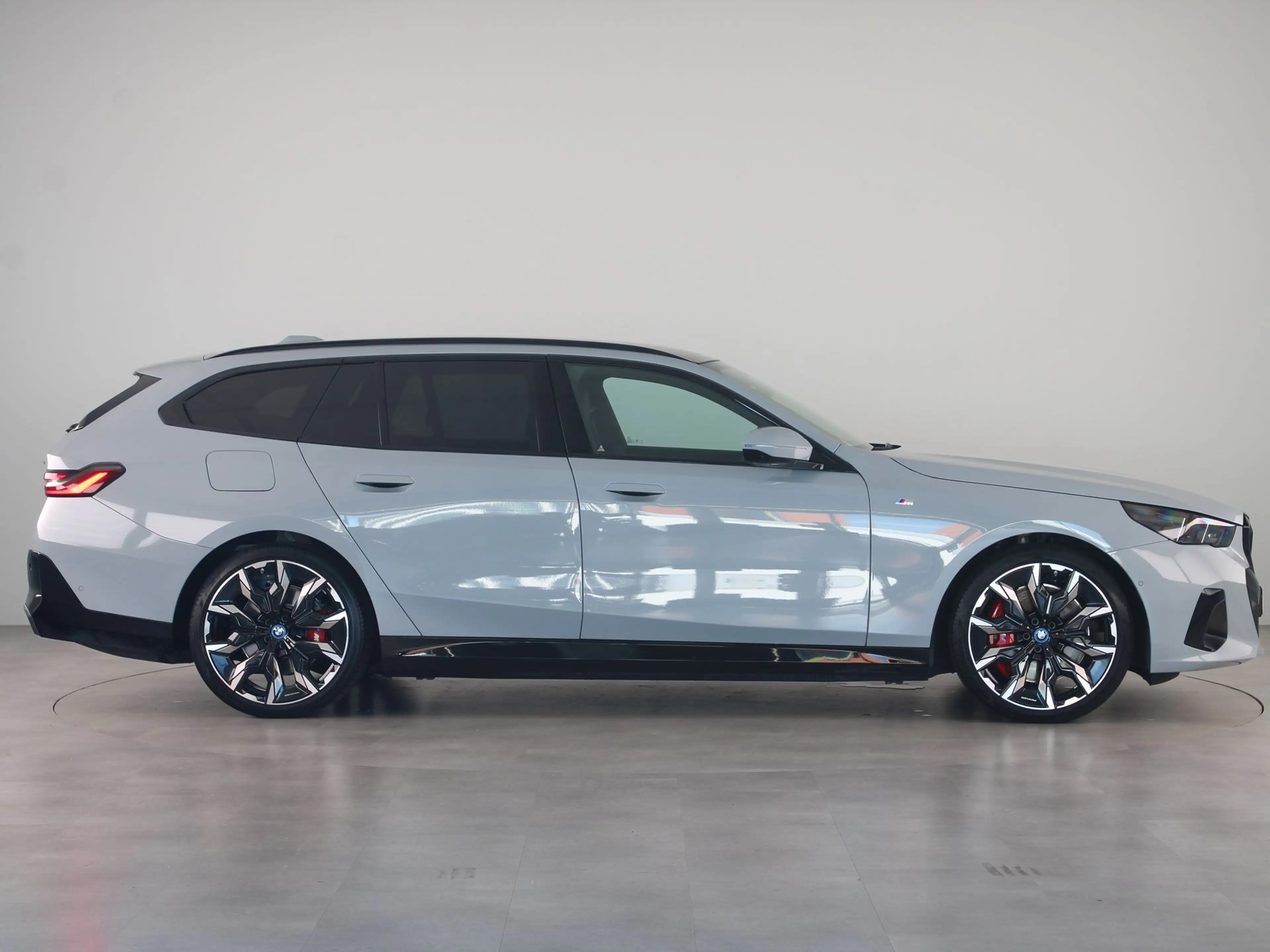 BMW i5 eDrive40 Touring M Sport Pro — photo 9