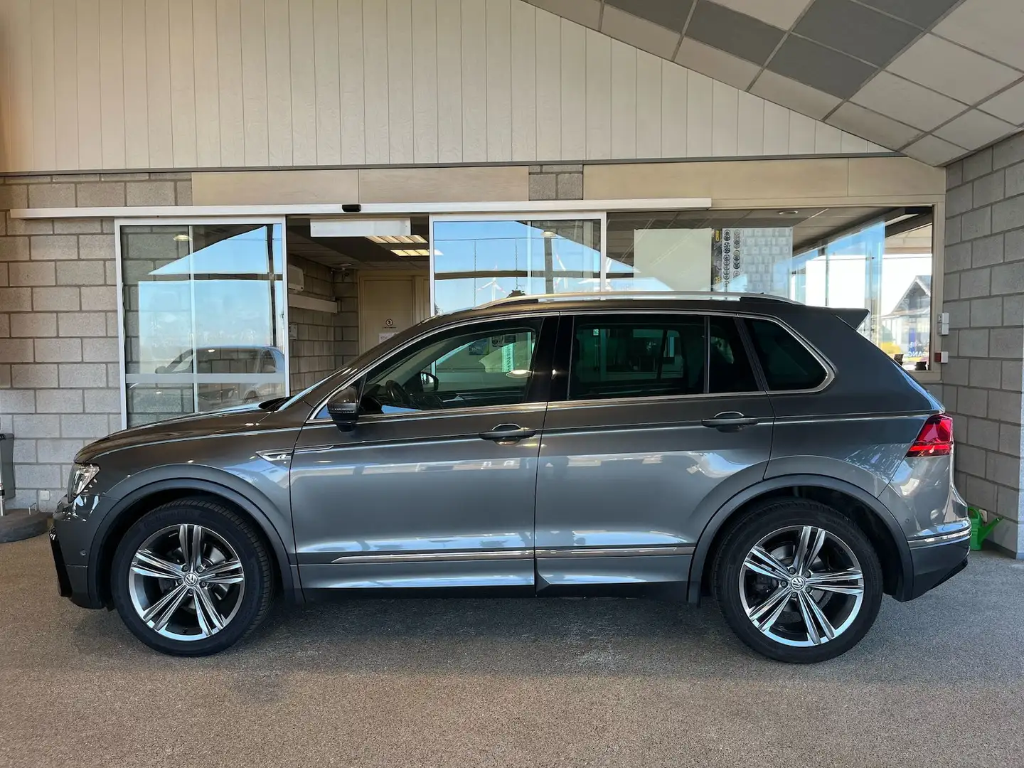 Volkswagen Tiguan 2,0 TDI Highline R-line AHK KLIMA SHZ Gris - 1