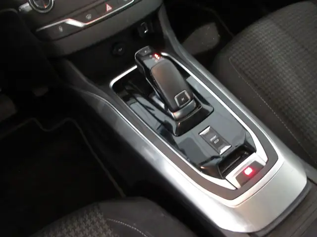 Peugeot 308 view 11