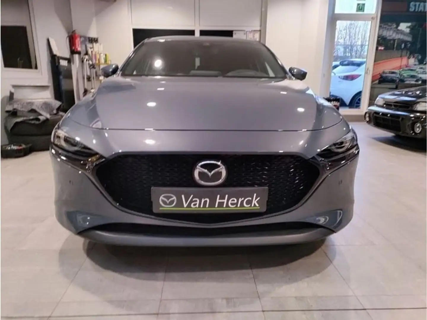 Mazda 3 SKYACTIV-G SkyDrive AUT Gris - 2