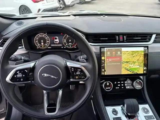 Jaguar F-Pace view 9