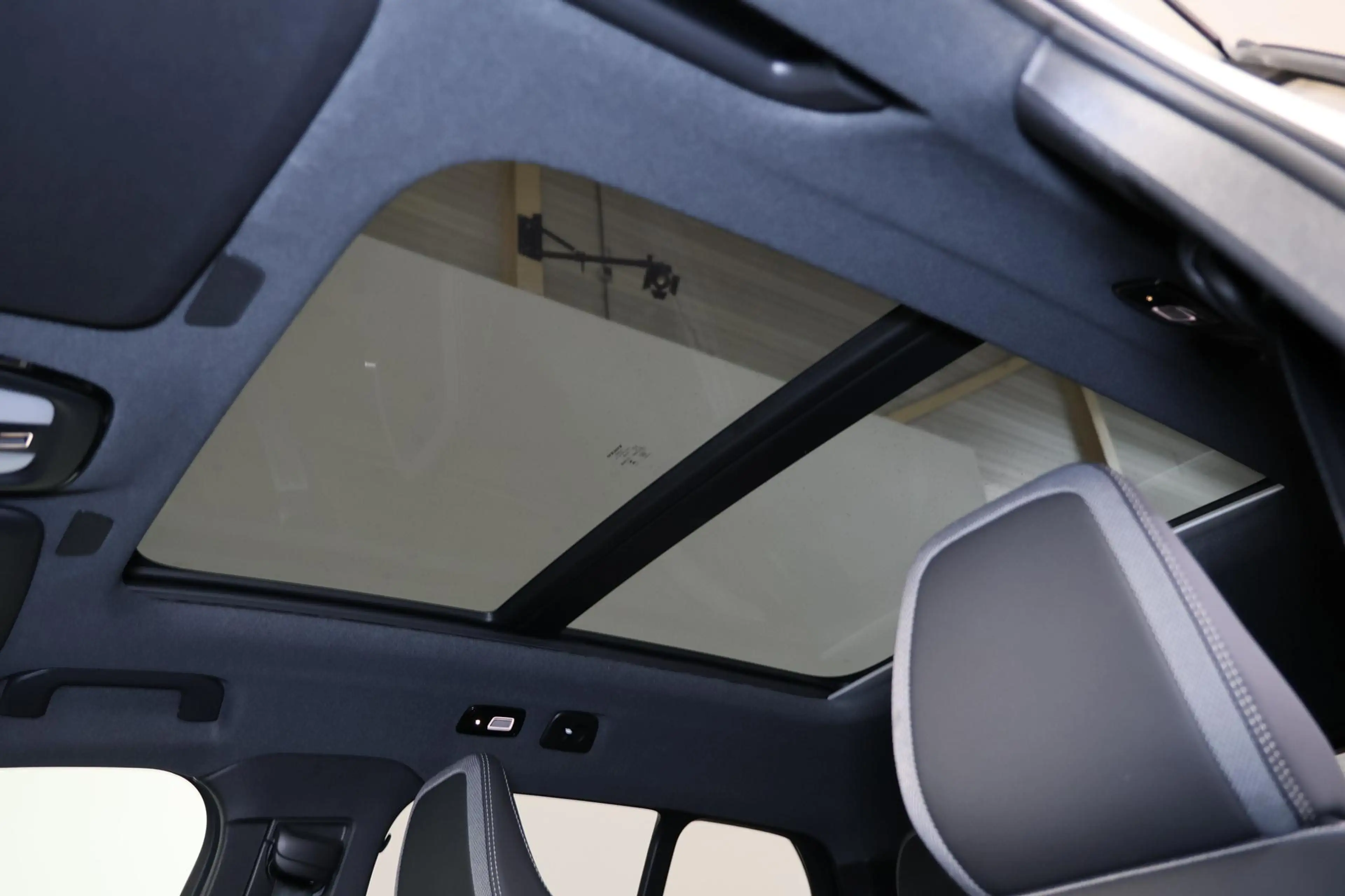 Volvo EX40 Performance Ultra 82 kWh - Panorama/schuifdak - In — photo 6
