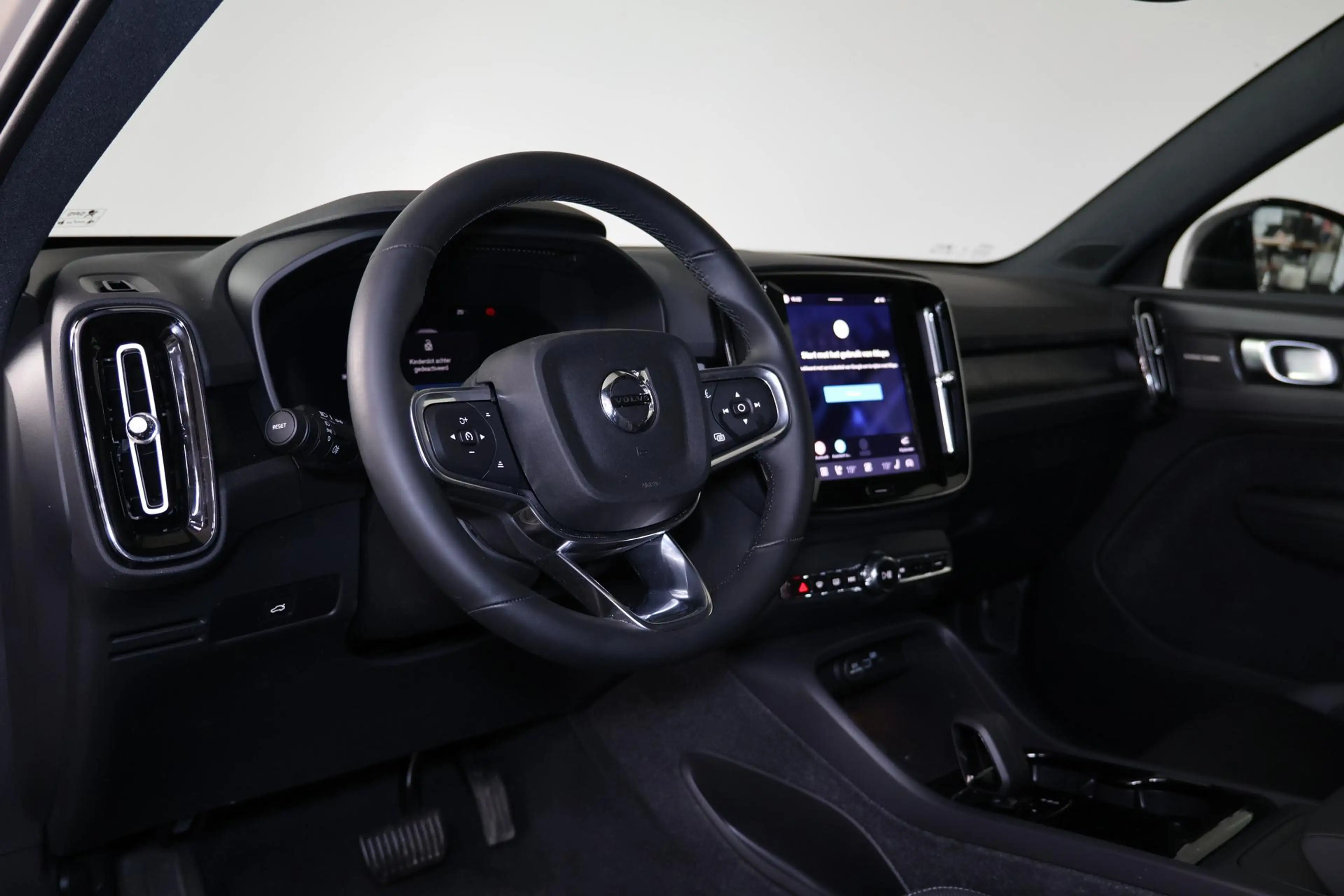 Volvo EX40 Performance Ultra 82 kWh - Panorama/schuifdak - In — photo 13