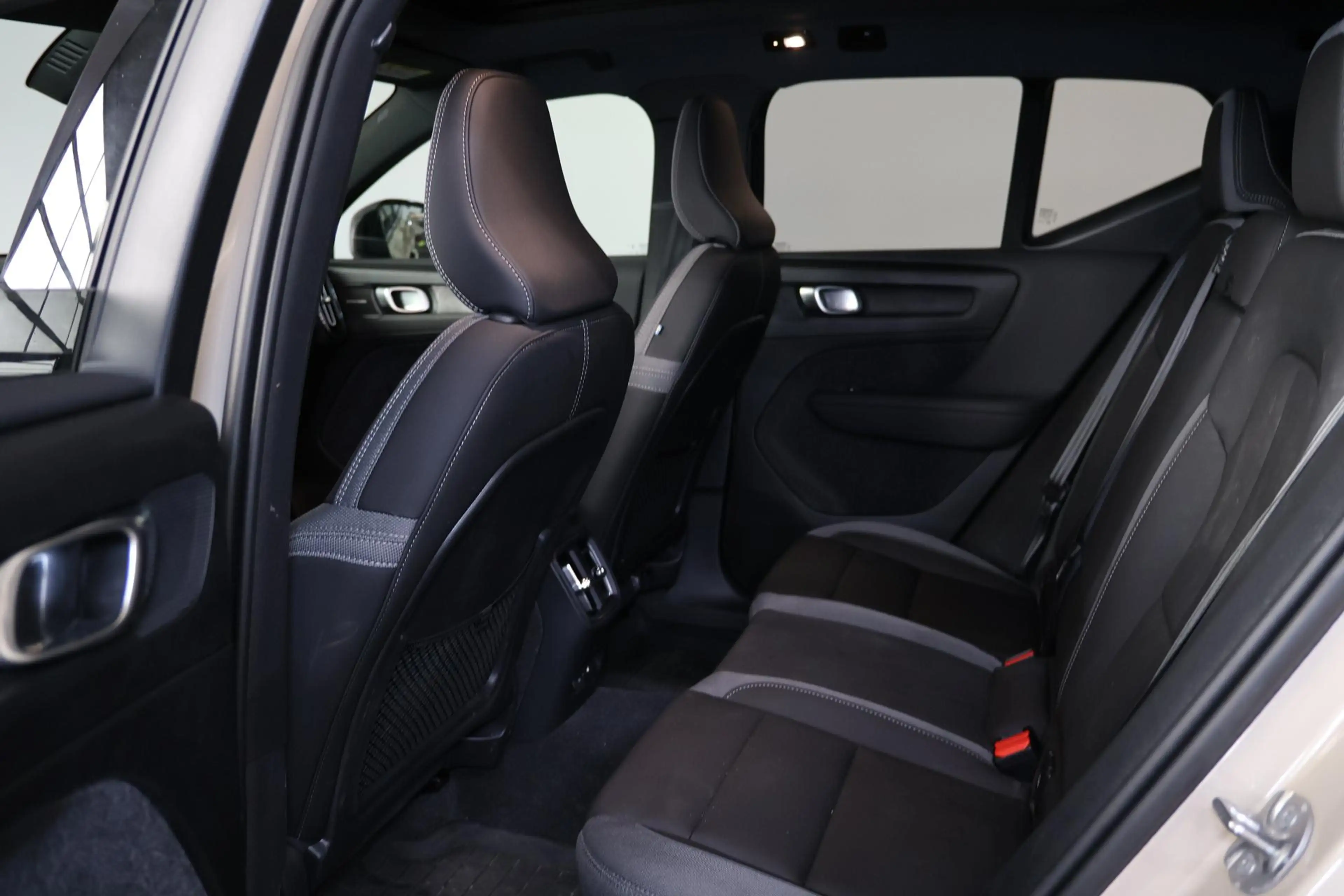 Volvo EX40 Performance Ultra 82 kWh - Panorama/schuifdak - In — photo 15