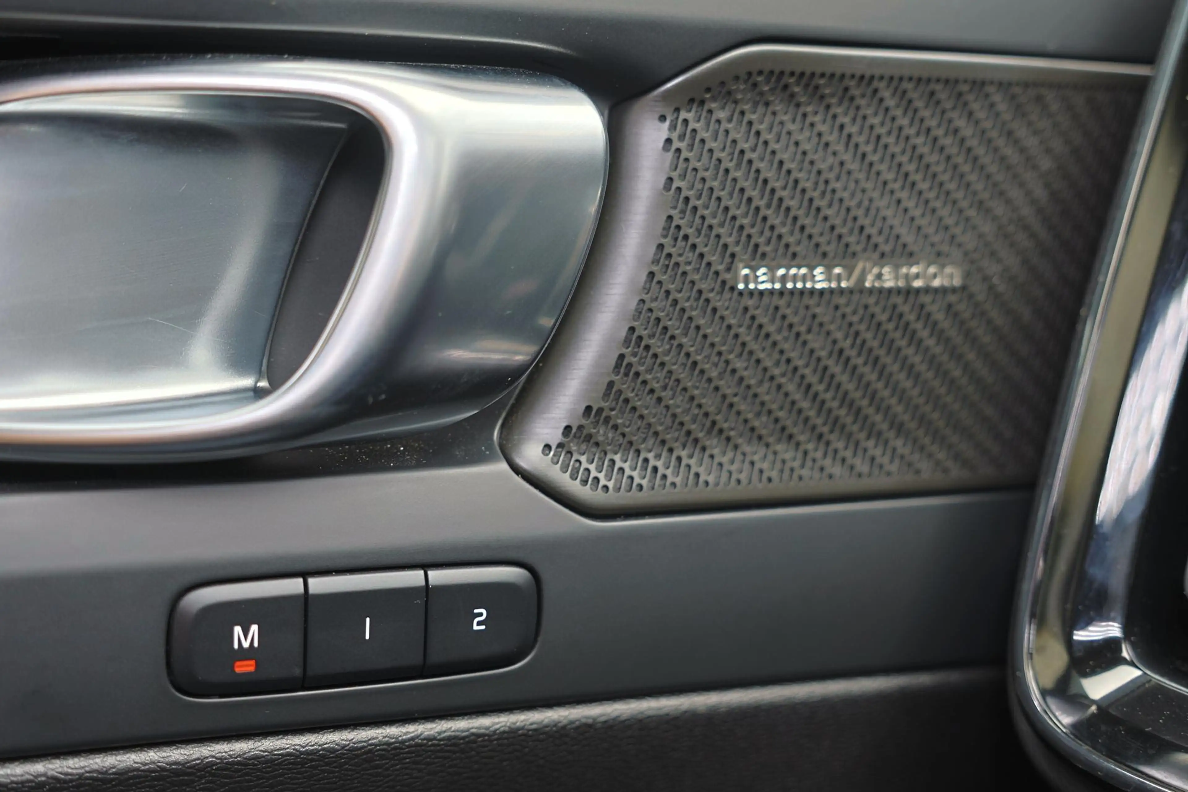 Volvo EX40 Performance Ultra 82 kWh - Panorama/schuifdak - In — photo 11