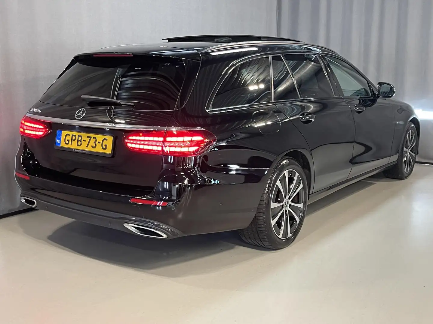 Mercedes-Benz E 300 Estate e Avantgarde 18"/Panoramadak/Burmester/Adap Zwart - 2