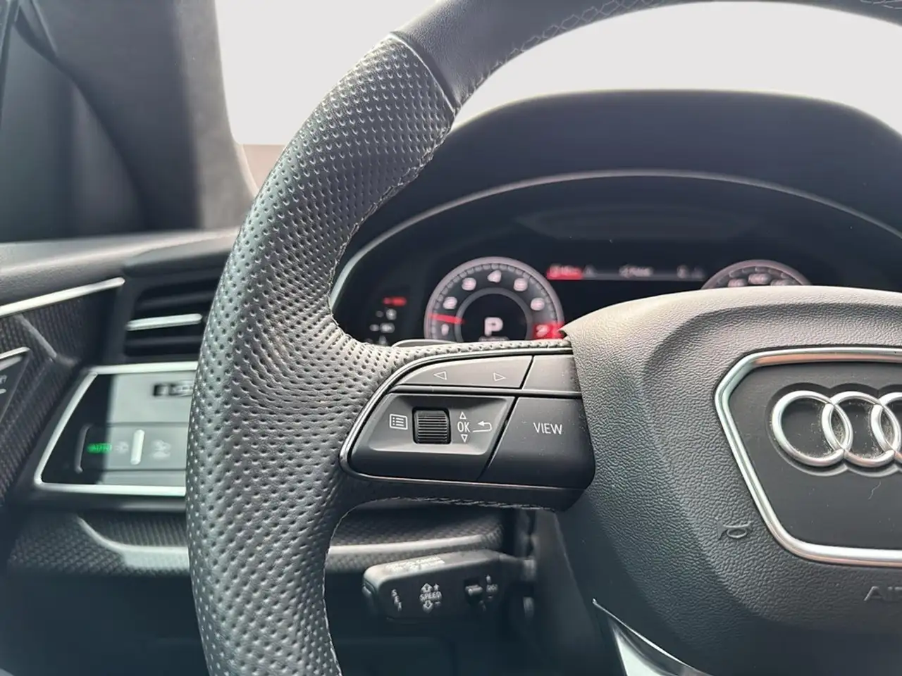 Audi SQ8 снимка Audi SQ8