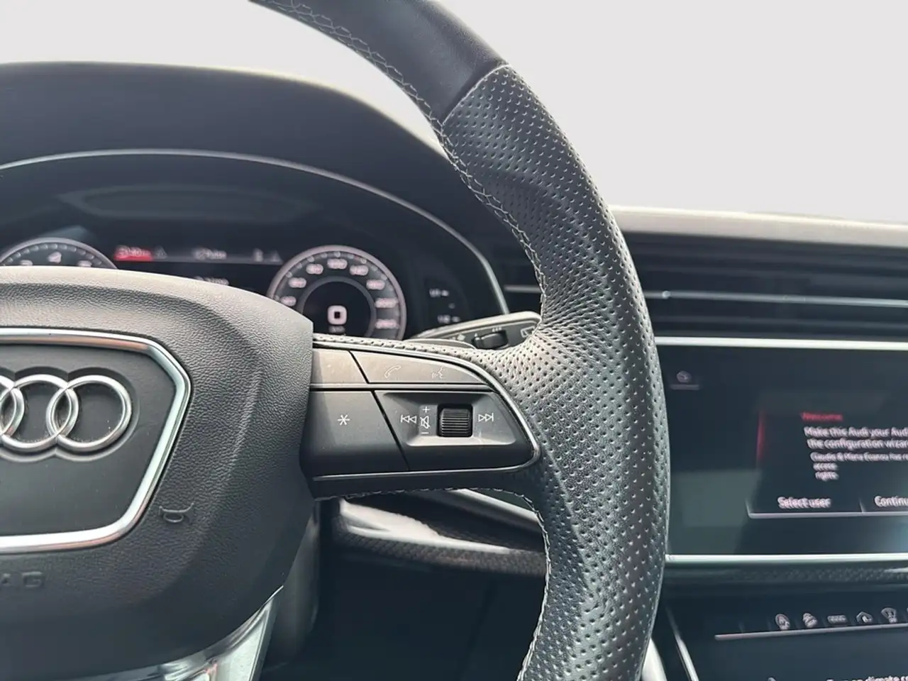 Audi SQ8 снимка Audi SQ8