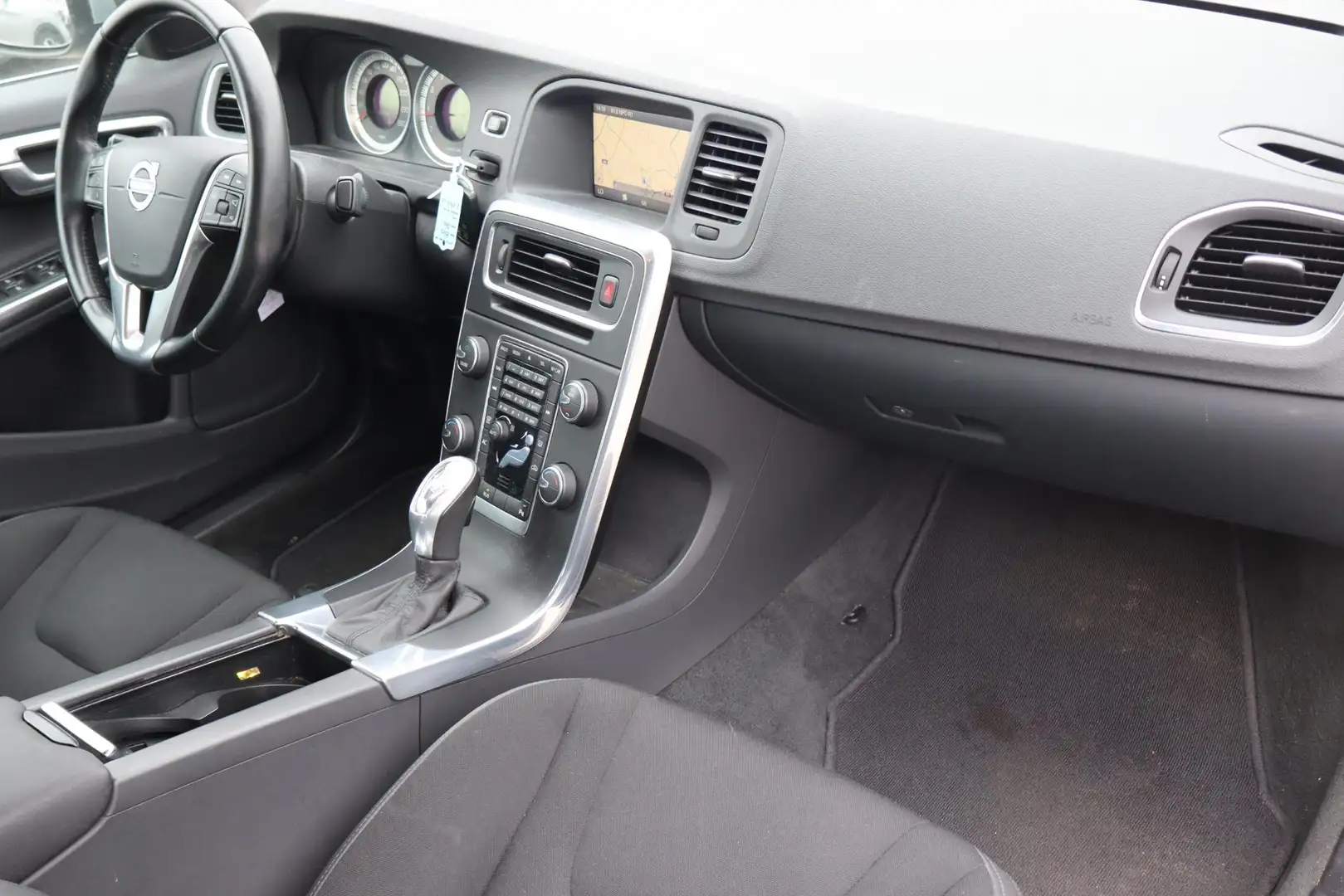 Volvo S60 1.6 T4 Momentum Navigatie, Airco, Cruise control, Grau - 2