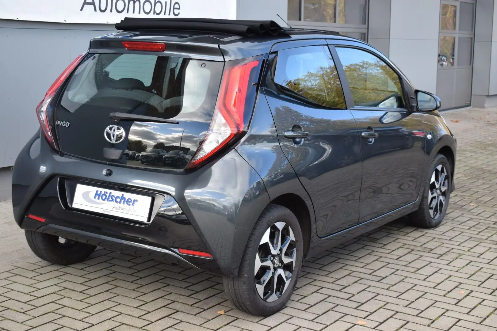 Toyota Aygo 1,0-l-VVT-i x-clusiv x-shift,Faltdach,Navi, Gri - 2