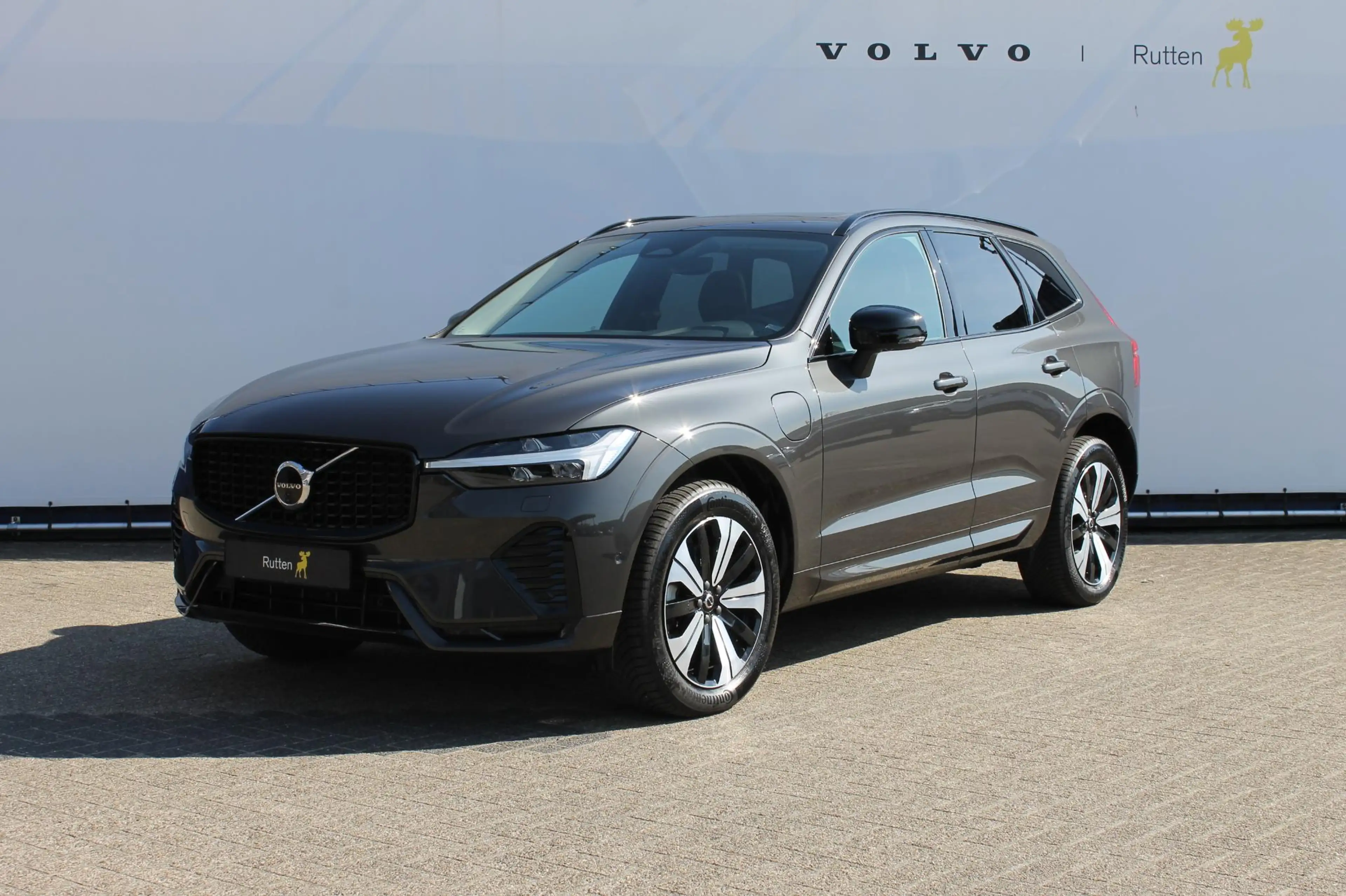 Volvo XC60 T6 Plug-in hybrid AWD Plus Dark Long range / Adapt — photo 3