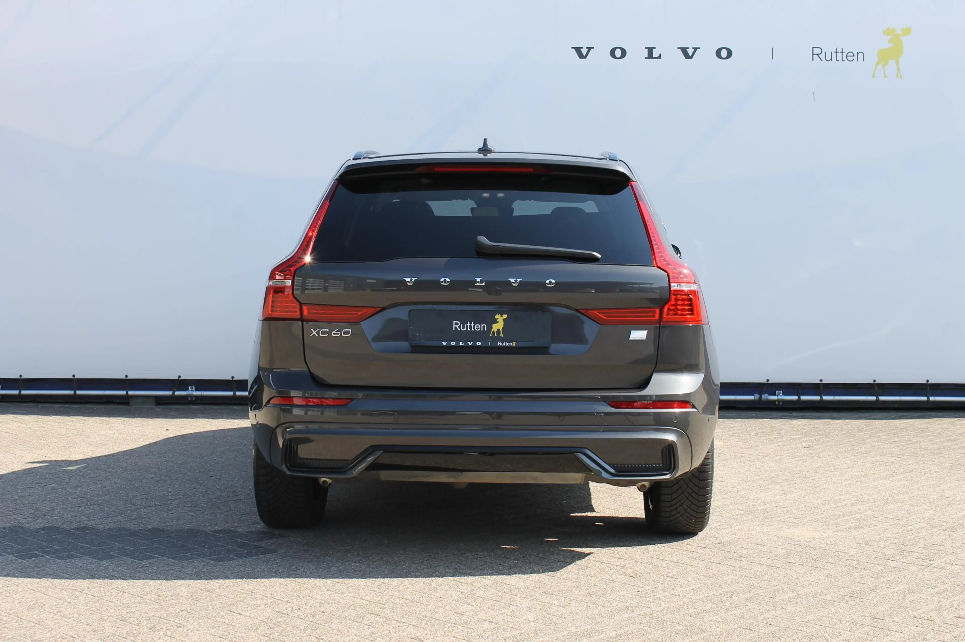Volvo XC60 T6 Plug-in hybrid AWD Plus Dark Long range / Adapt — photo 4