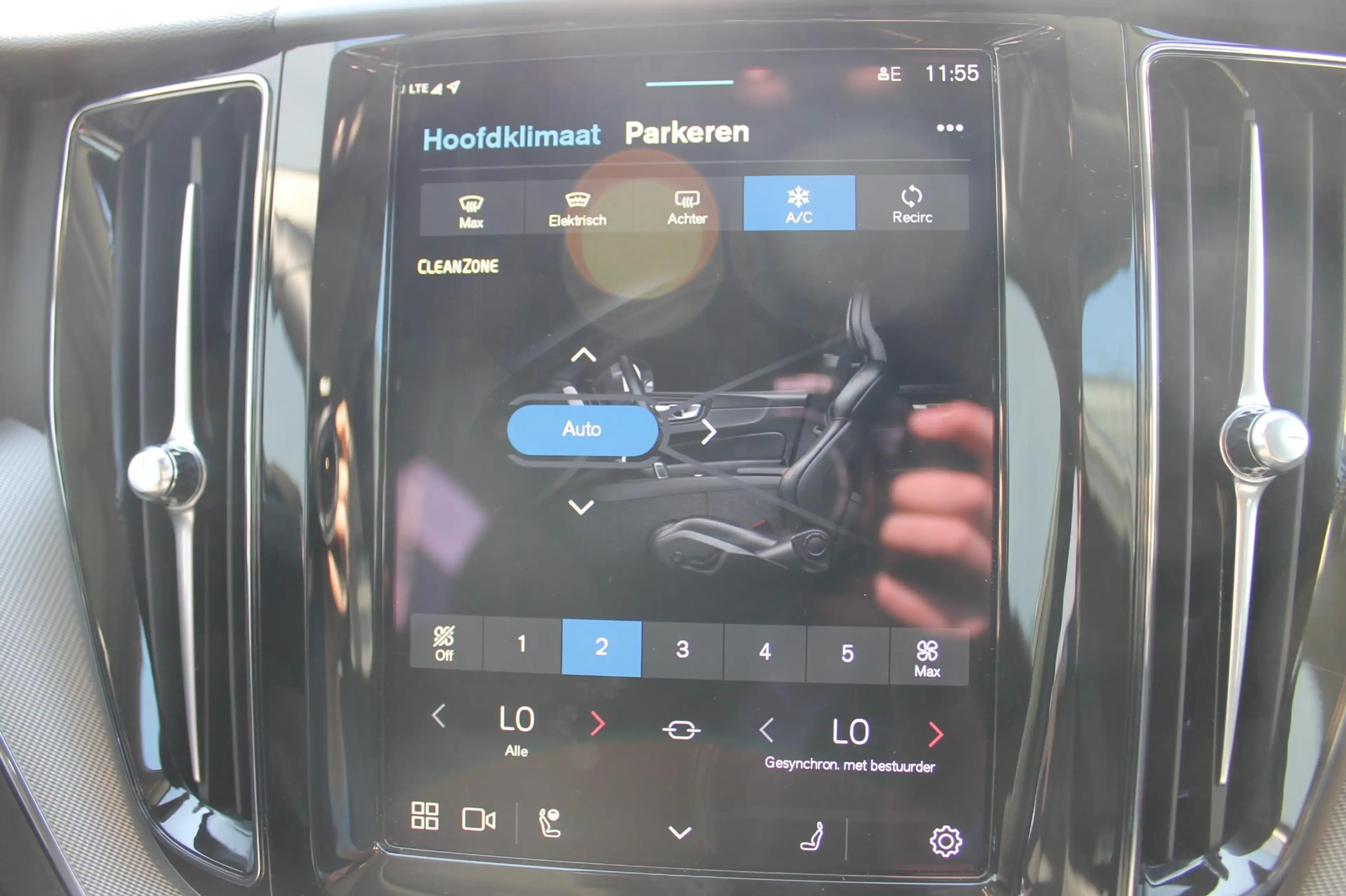 Volvo XC60 T6 Plug-in hybrid AWD Plus Dark Long range / Adapt — photo 32