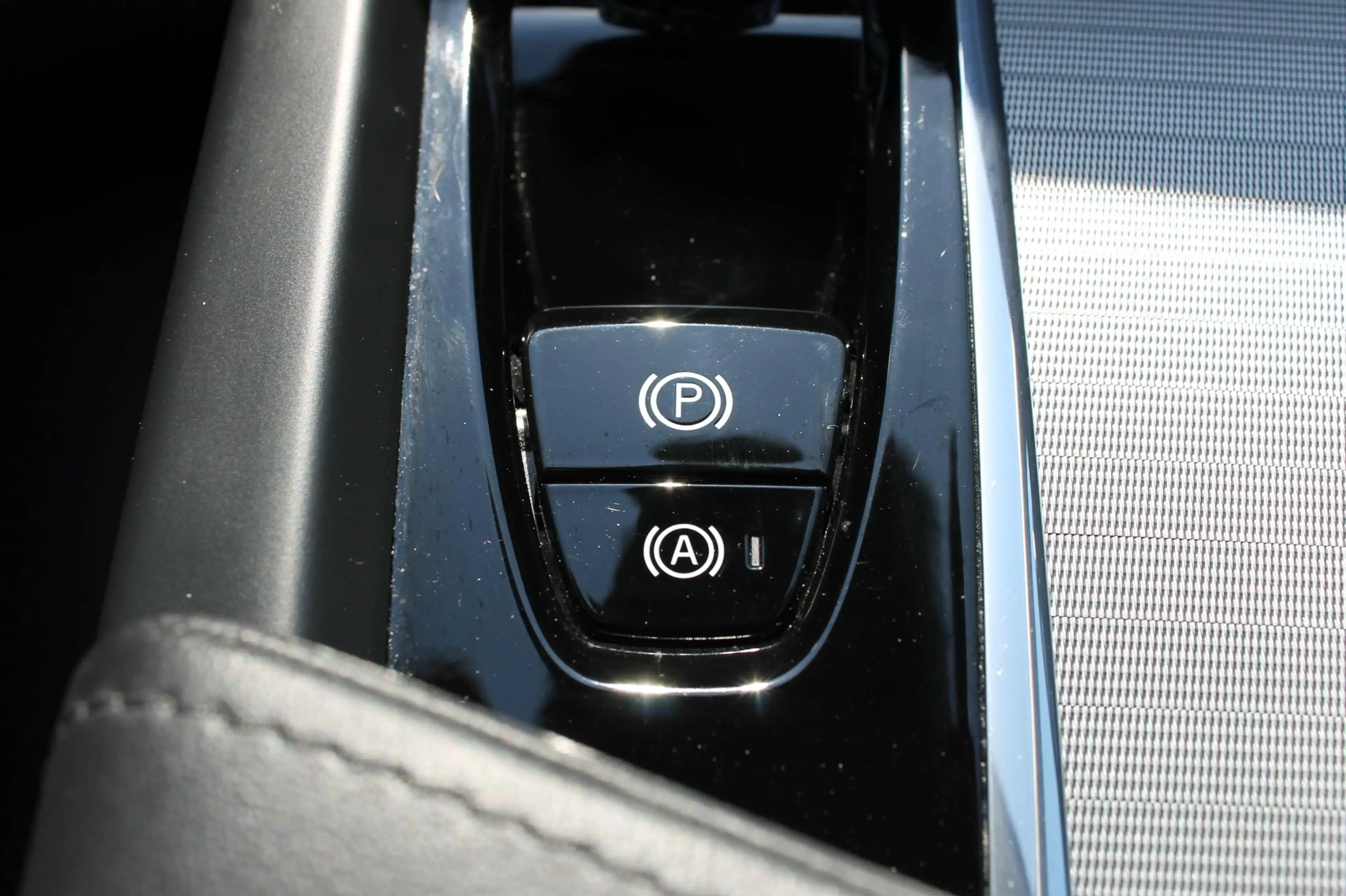 Volvo XC60 T6 Plug-in hybrid AWD Plus Dark Long range / Adapt — photo 16