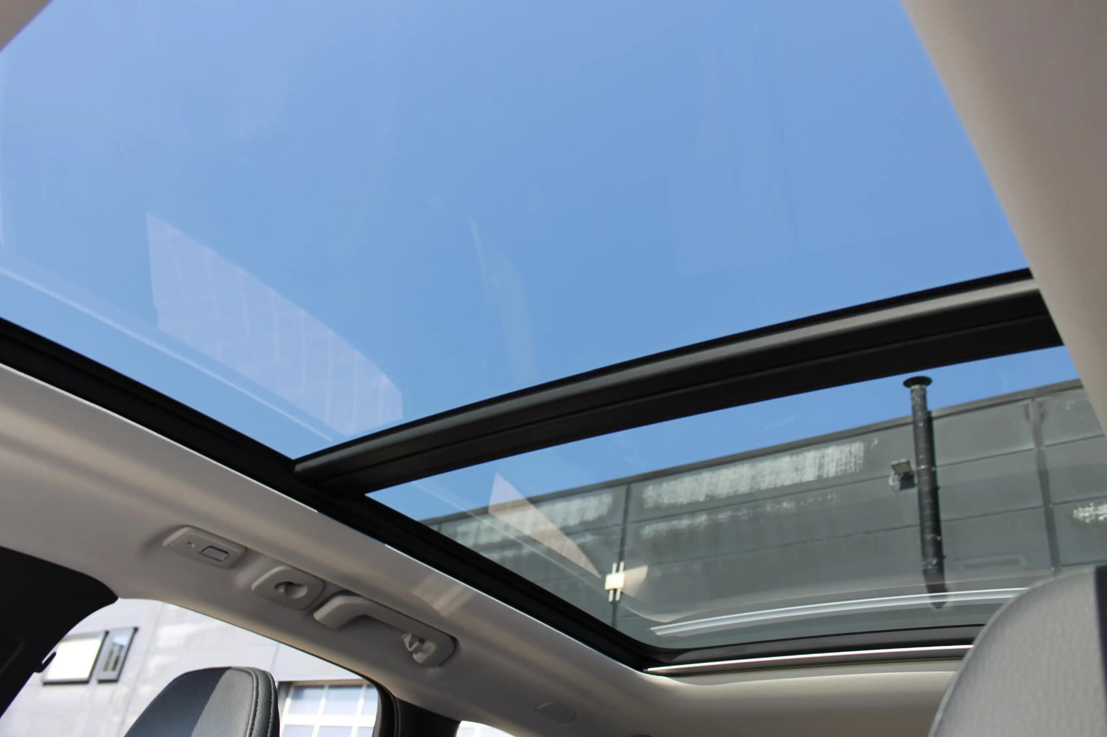 Volvo XC60 T6 Plug-in hybrid AWD Plus Dark Long range / Adapt — photo 26