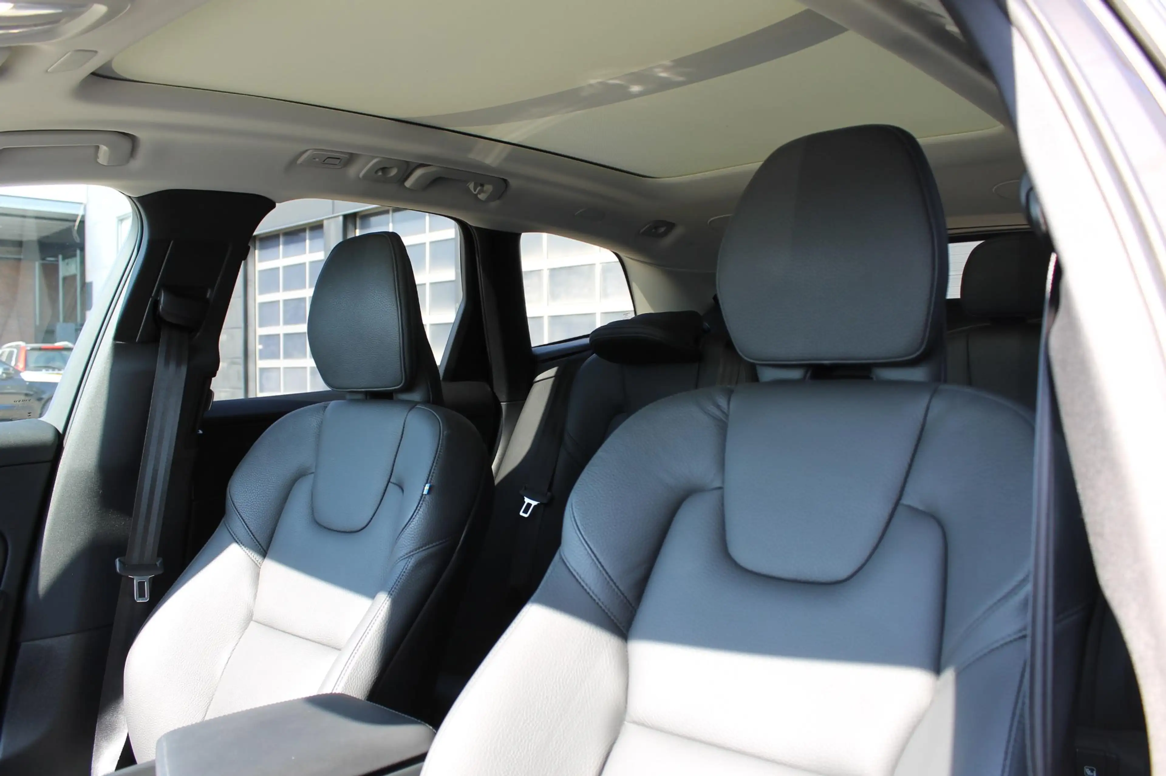 Volvo XC60 T6 Plug-in hybrid AWD Plus Dark Long range / Adapt — photo 29
