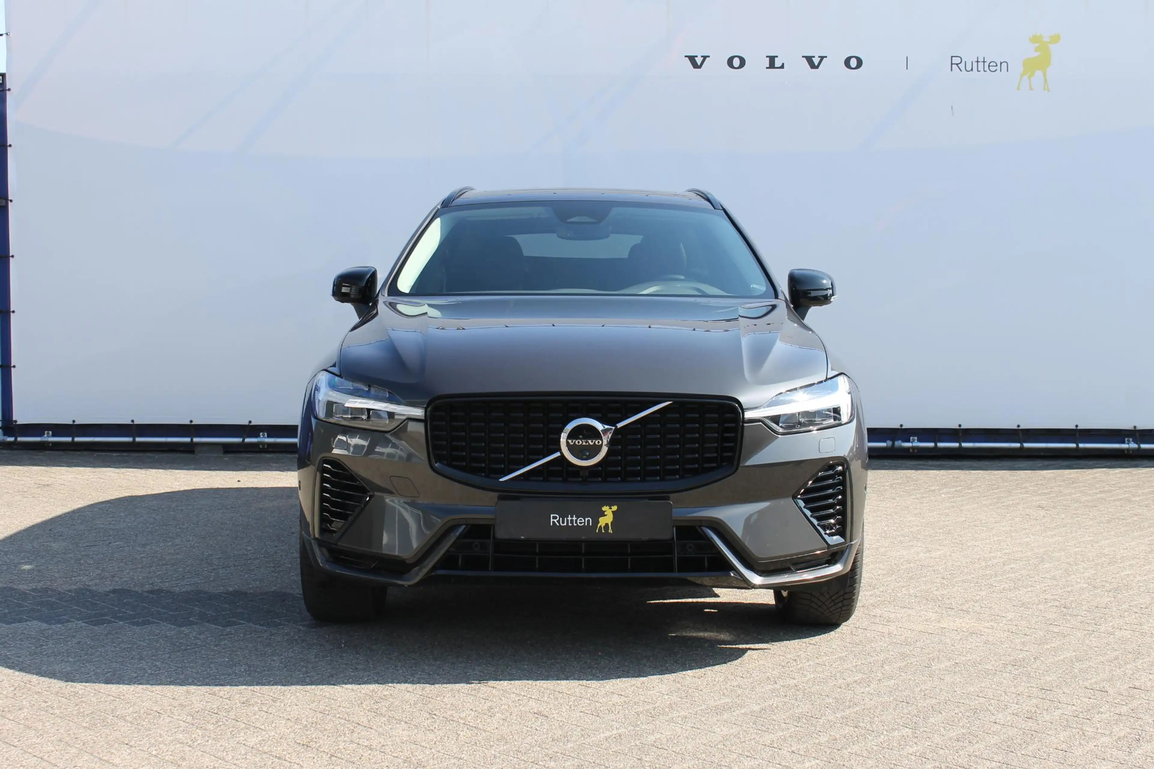 Volvo XC60 T6 Plug-in hybrid AWD Plus Dark Long range / Adapt — photo 2