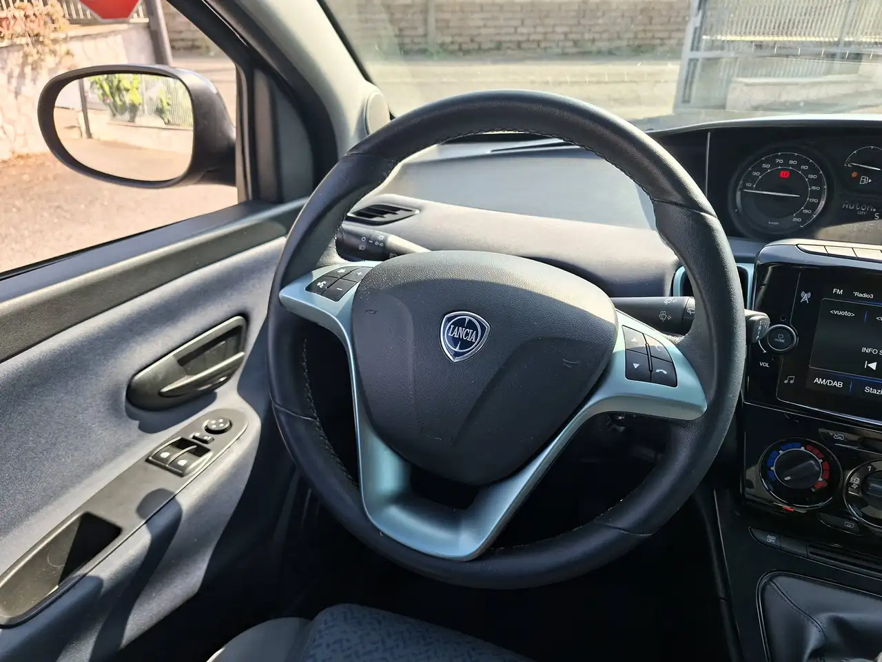 Lancia Ypsilon 2023 — фото 9