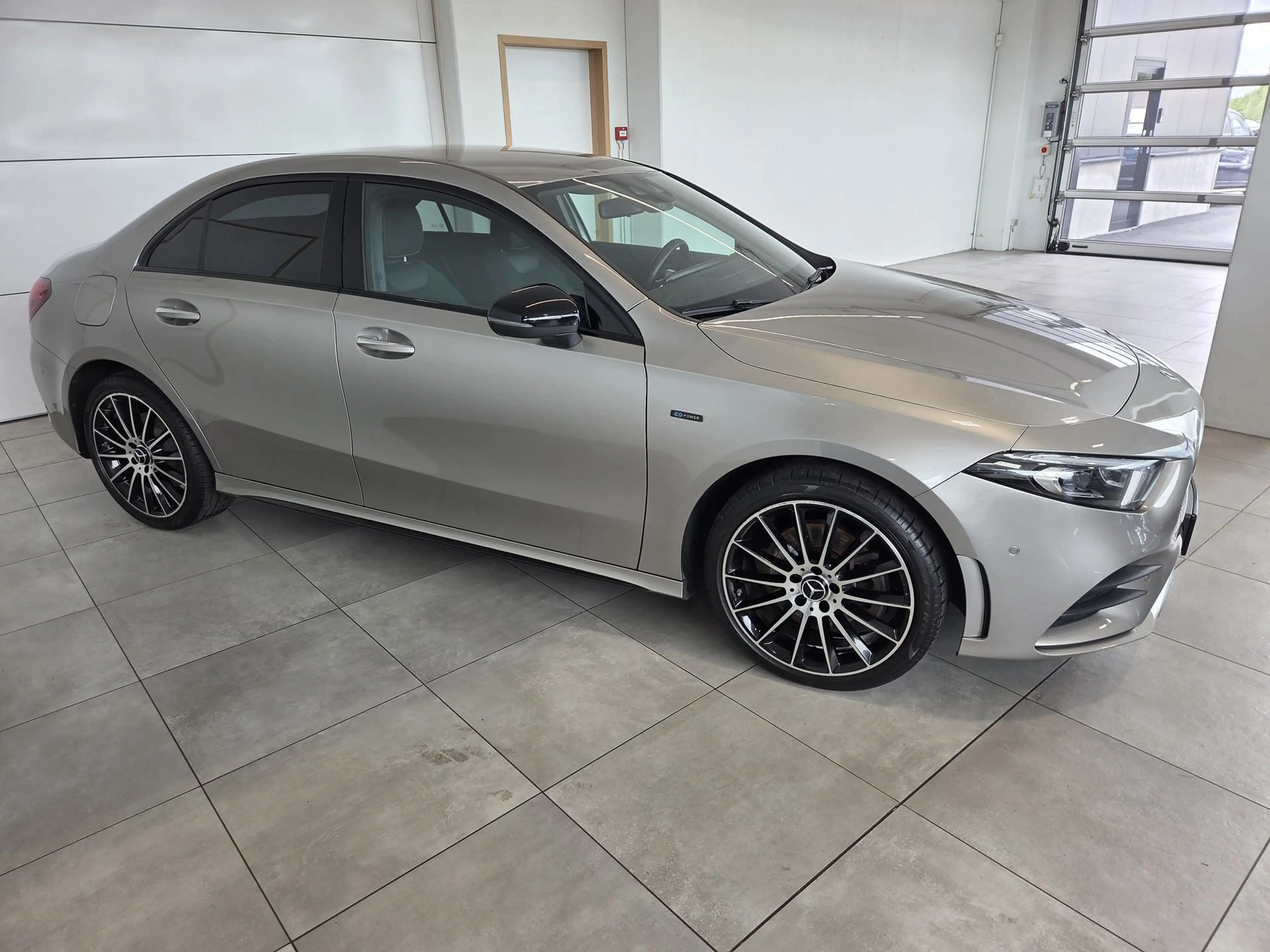 Mercedes-Benz A 180 250e AMG, Memory Seat, Multi Beam Lights, Self Park Assist, Dode hoek assist — photo 4
